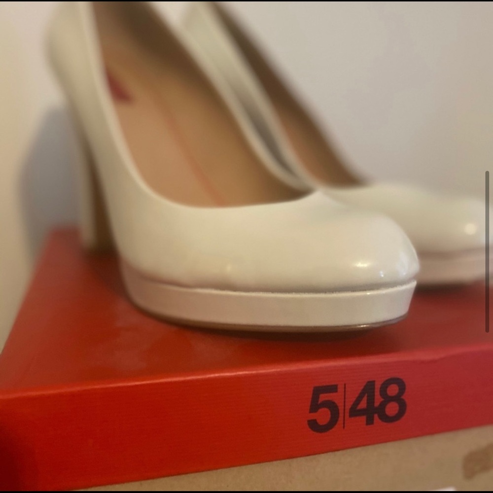 5/48 SAKS cream patent leather pumps size 38.5